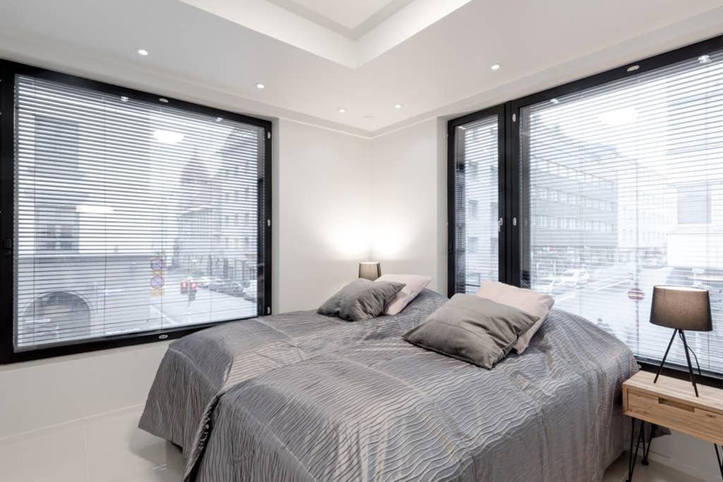 Sleek And Spacious 3 Bedroom In Centre *