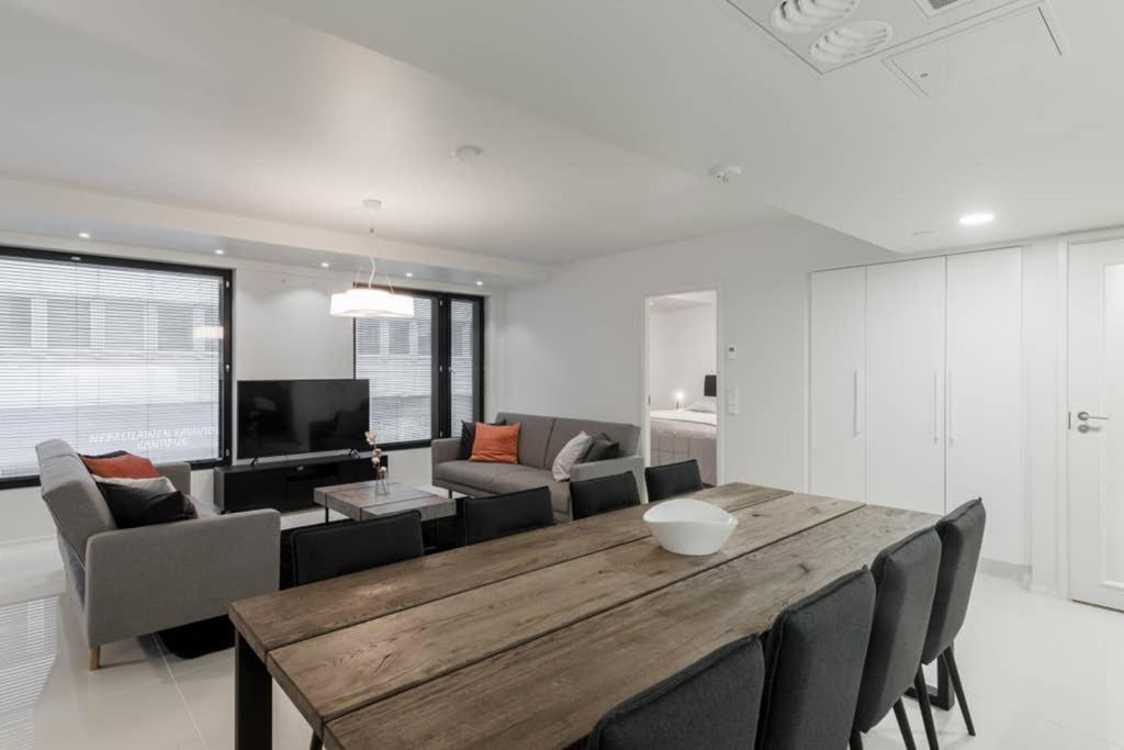 Sleek And Spacious 3 Bedroom In Centre